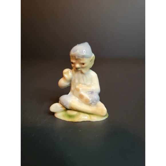 Vintage WADE Pottery Miniature Sitting Leprechaun Elf Gnome Figurine IRELAND - Picture 1 of 9